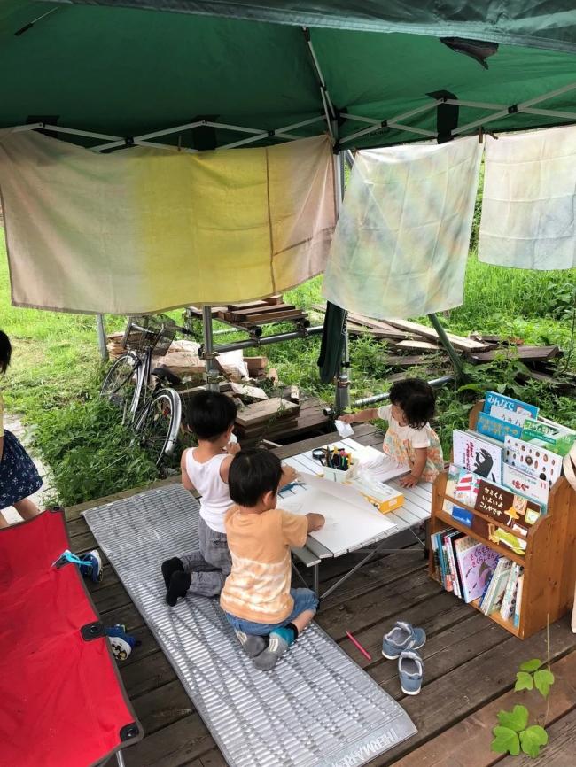 出張 絵本の広場で子供が遊んでいる様子