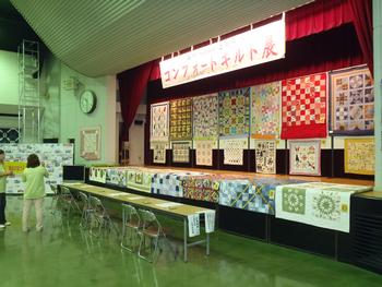 ステージ上の抽選進呈用キルト