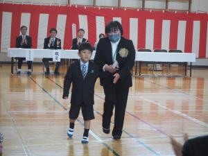 入場する1年生の写真
