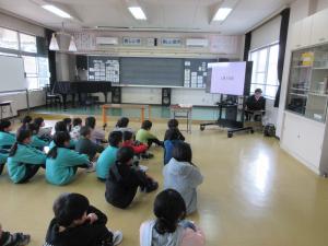 真剣に話を聞く子どもたちの写真