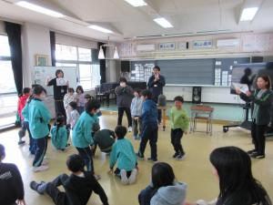 学校クイズに参加する子どもたちの写真