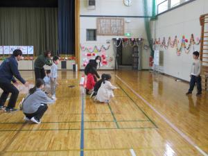 「だるまさんが転んだ」をしている写真