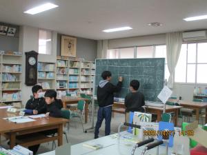 進行する運営委員会の写真
