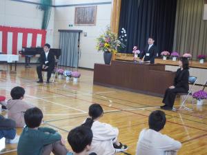 話を真剣に聞く子供たちの写真
