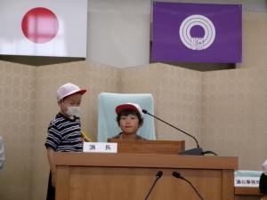 議長席に座る児童の写真