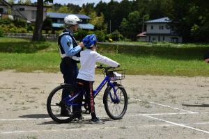 自転車の乗り方を教えてもらっている写真