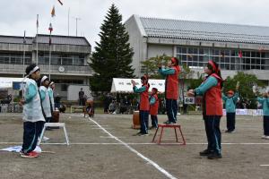 赤組が白組を激励する写真
