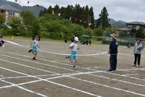 中学年徒競走の写真