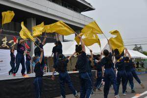フラッグを使って踊る写真
