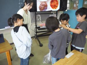 大きな調理器具に驚く子どもたちの写真