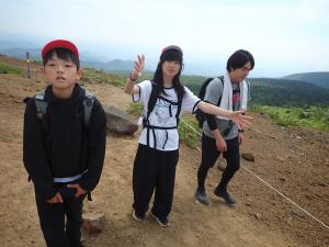 登山をする児童の写真