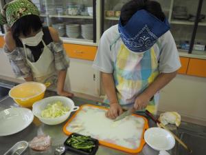 野菜を切っている写真