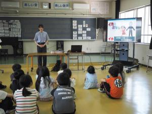 話を聞く子どもたちの写真
