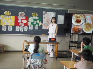 話を真剣に聞く子どもたちの写真