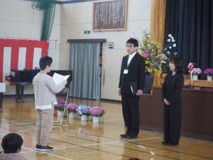 歓迎の言葉を述べる6年生の写真